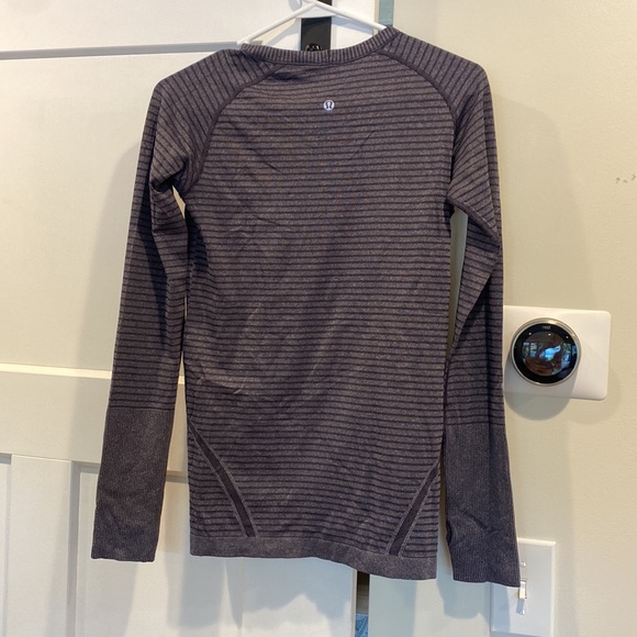Lululemon long sleeve running top ! Perfect for cold mornings coming! - Picture 2 of 4